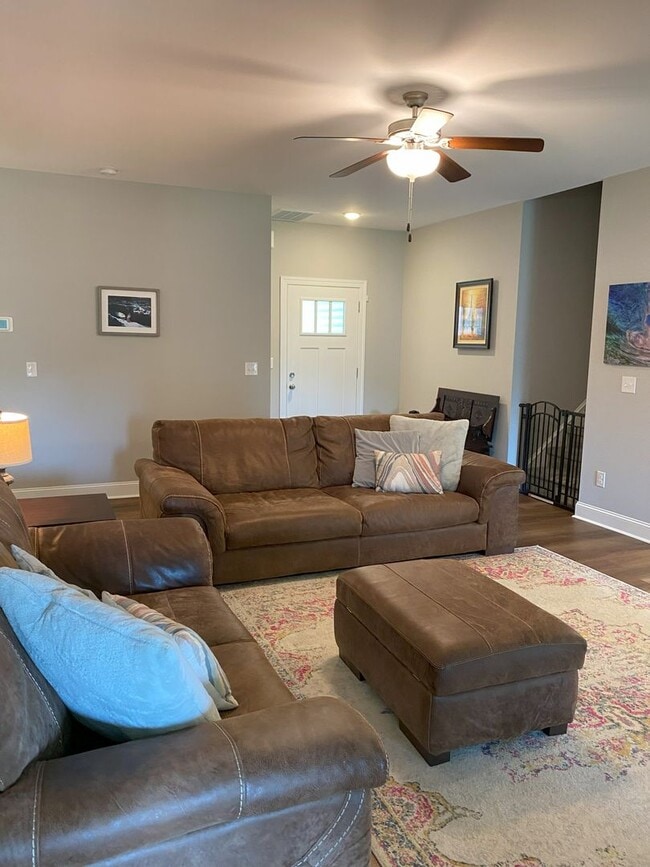 Building Photo - 3 Bed/3 Bath with 2 Bonus Rooms!!!