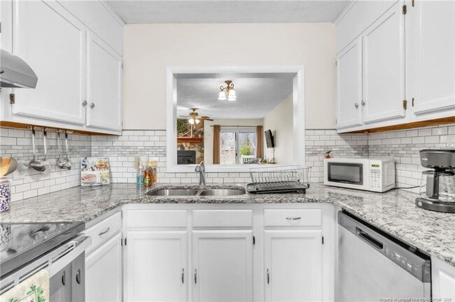 Building Photo - 2 Bedrooms 2.5 Bathrooms Townhouse