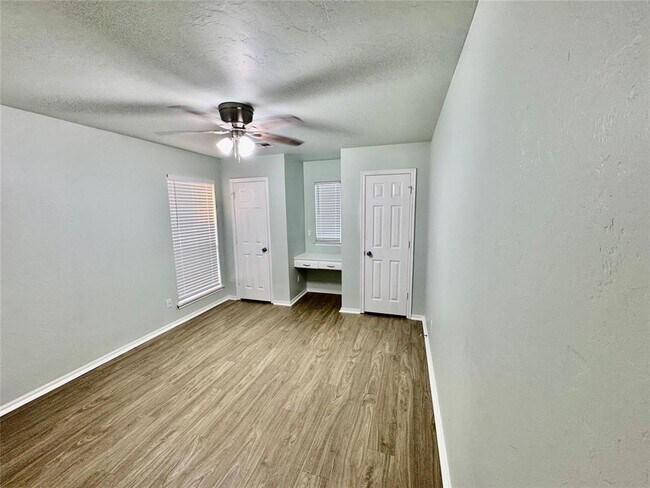 Building Photo - 10504 Walnut Hollow Dr