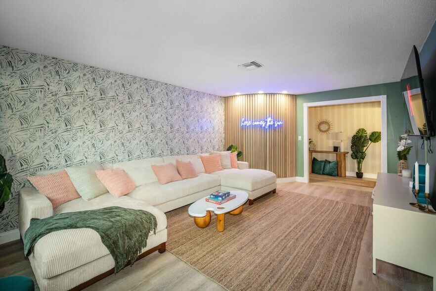 Building Photo - 13481 Del Prado Dr S