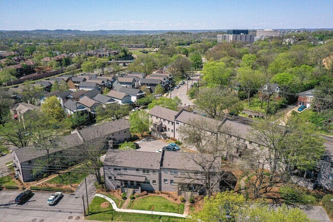 Building Photo - 2831 Hillside Dr