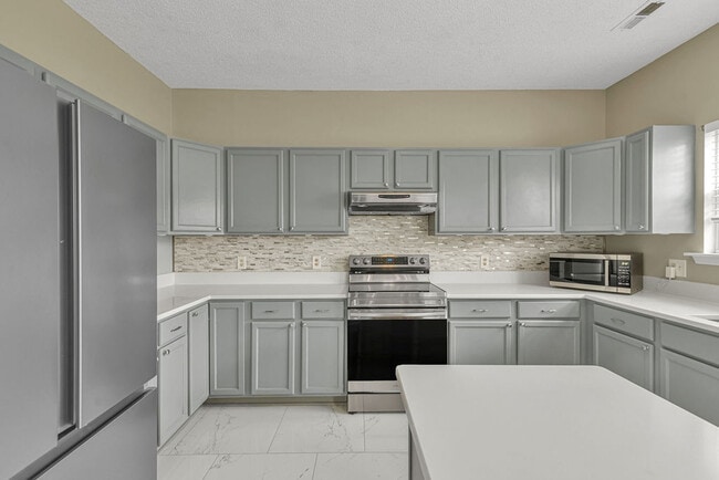 Building Photo - 106 Briar Hollow Dr