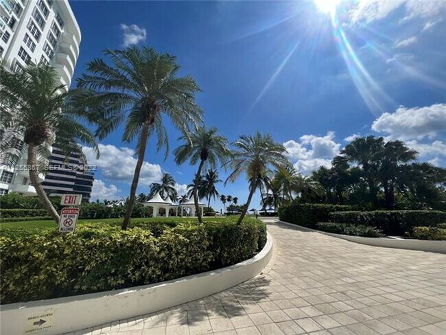 Building Photo - 5161 Collins Ave