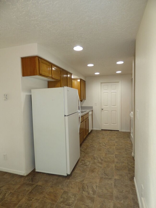 Building Photo - 4811-4813 Cougar Ct SE Salem, OR 97317