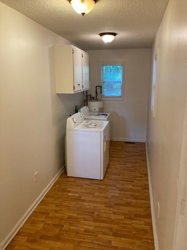 Building Photo - 224 Couper St NE