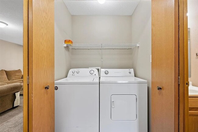 Building Photo - 2 Bed 2 Bath Condo for Rent in Marion!