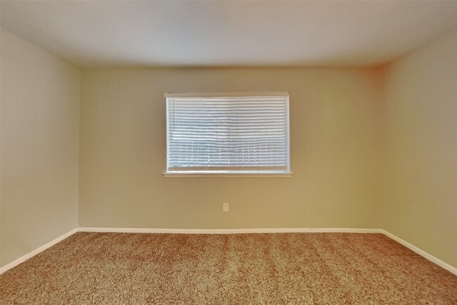 Building Photo - 22135 N Fork Dr