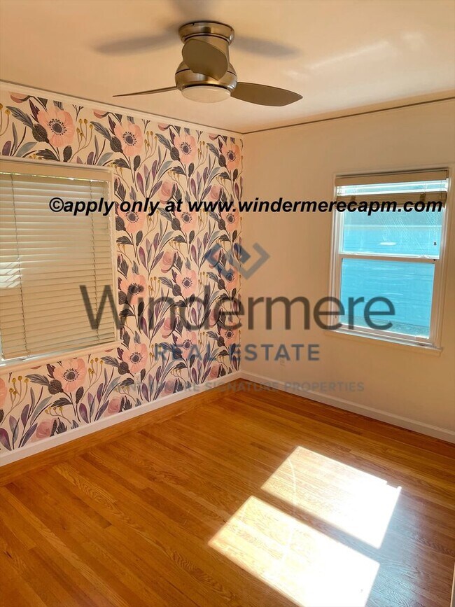 Building Photo - Charming Upper Land Park Home with Vintage...