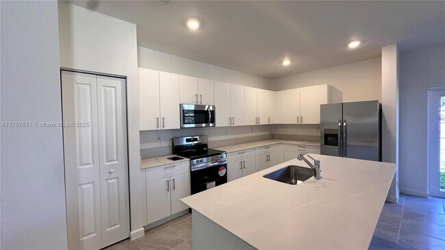 Building Photo - 2760 SE 23rd Ave