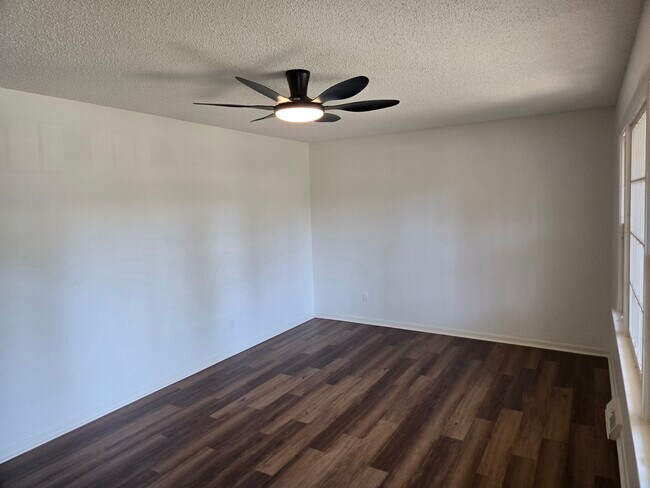 Building Photo - 7922 W 92nd St