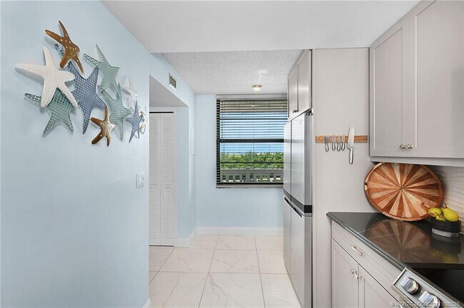 Building Photo - 10000 S Ocean Dr