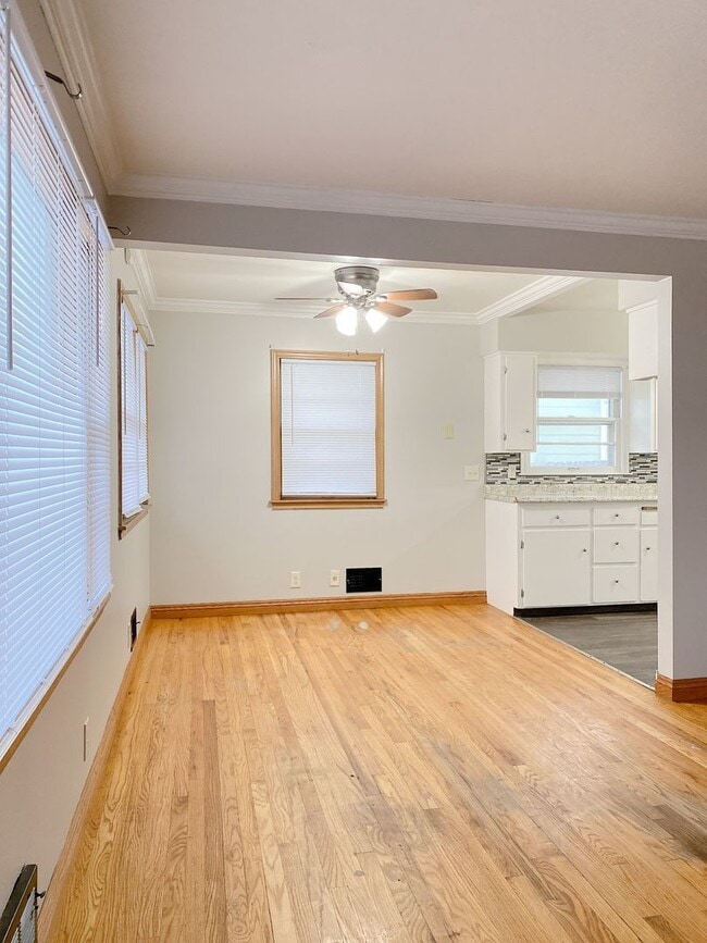 Building Photo - Beautiful 3 bed 1 bath house, over sized driveway, garage and fenced in back yard $1,595  [Move-i...