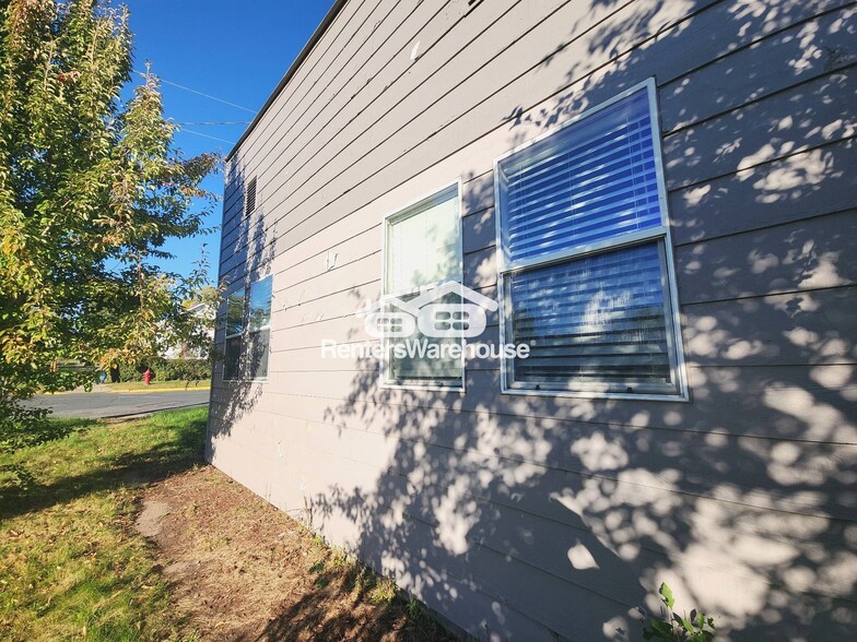 Building Photo - 200 N Vine St