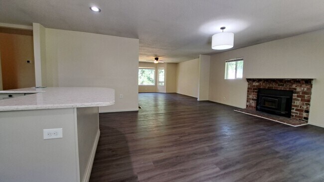 Building Photo - 3 Bedroom 2 Bath Home in Seabeck