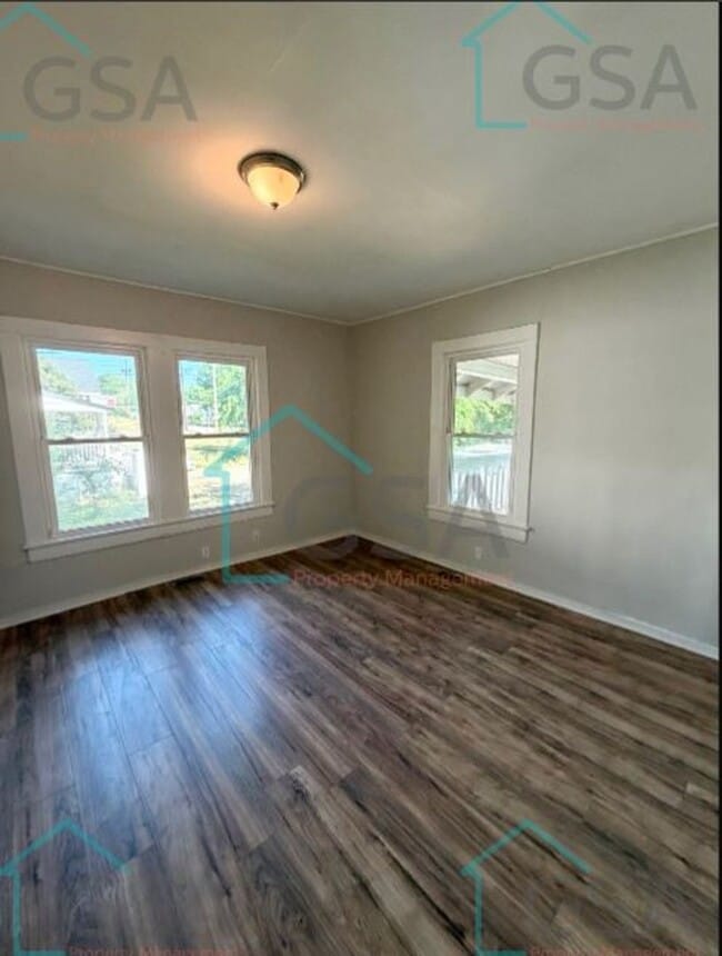 Building Photo - 2 bedroom 1 bathroom House AVAILABLE NOW