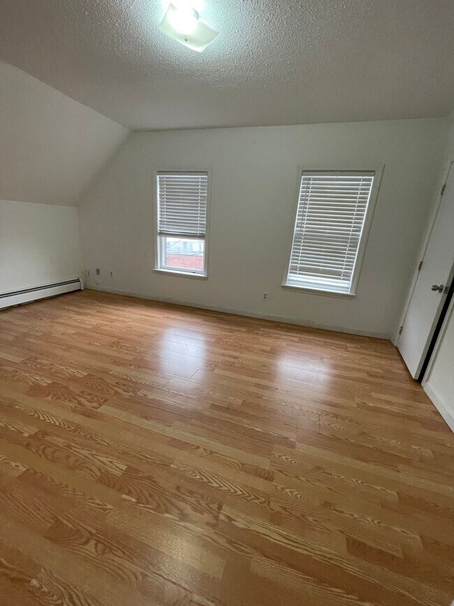 Building Photo - Bright, Spacious Single Family in Central Lowell, 4/5 Bedrooms, Off-street parking
