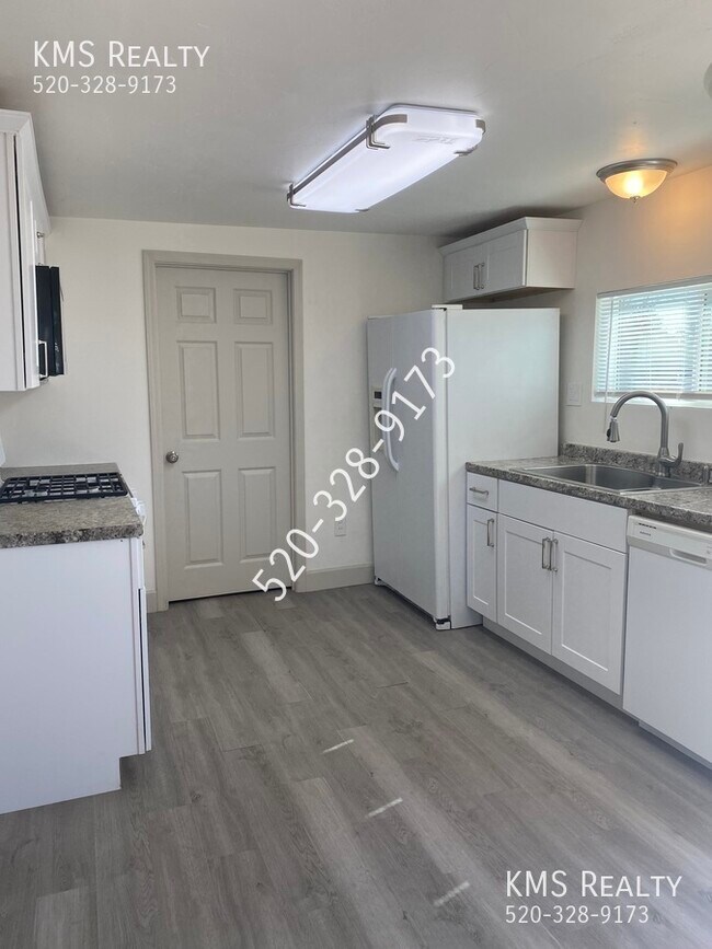 Building Photo - Newly Remodeled Duplex - OWNER/AGENT