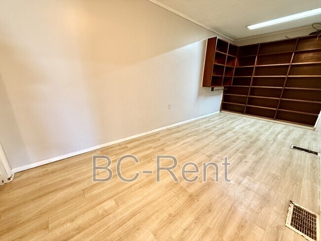 Building Photo - 635 3rd Ave