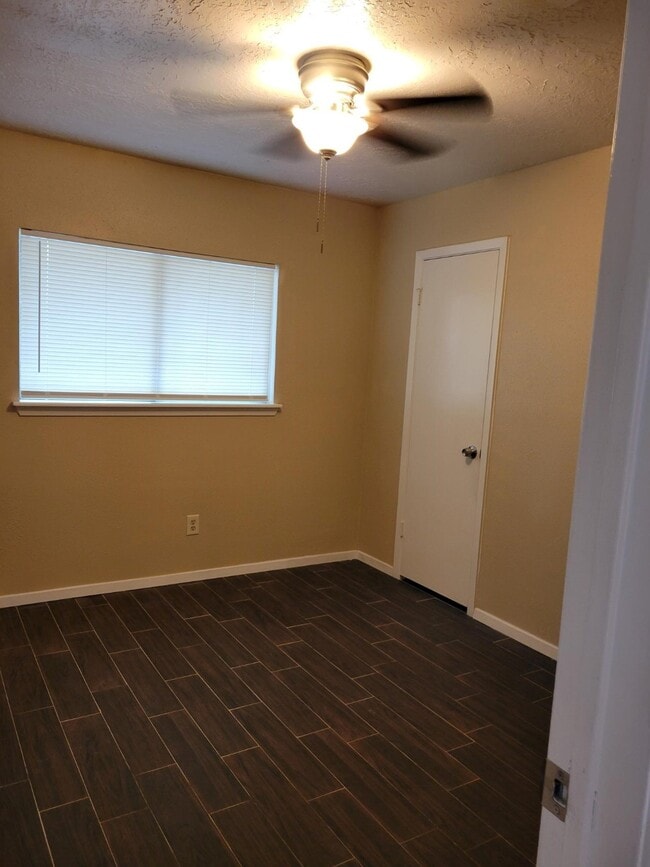 Building Photo - 11002 Longtom Ct