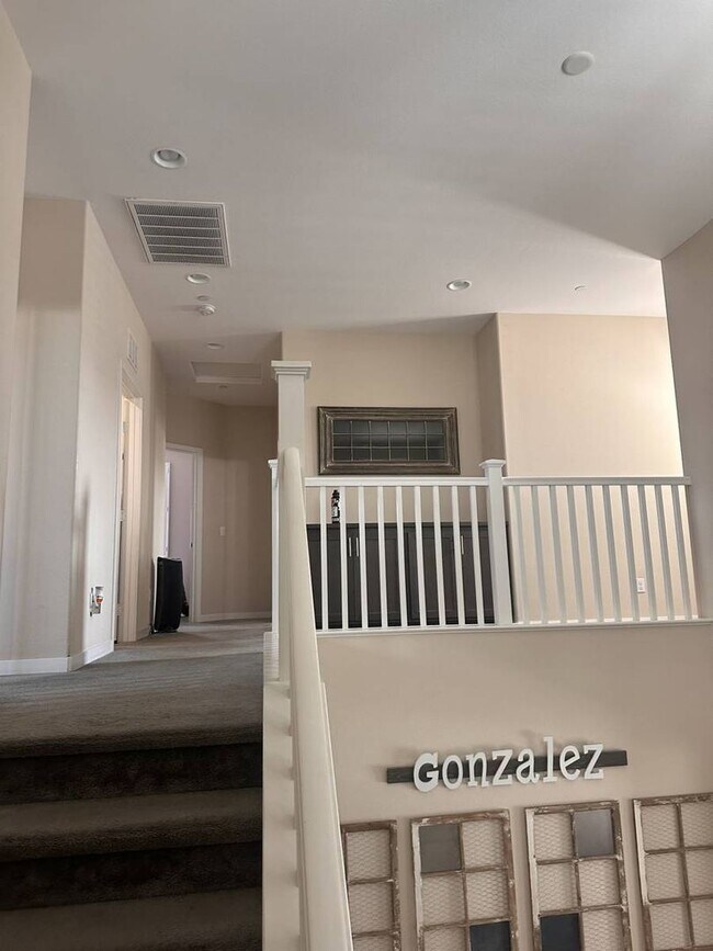 Building Photo - Stylish 4BR/3BA Home in Rosetta Canyon wit...
