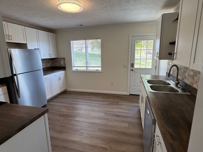 Building Photo - Newly renovated 2 Bedroom 2.5 Bathroom Hom...