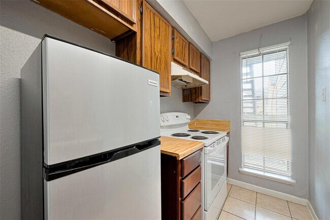 Building Photo - 9090 S Braeswood Blvd