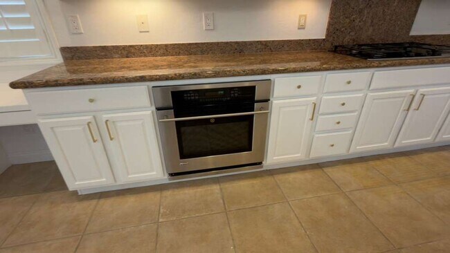 Building Photo - A Perfect Blend of Luxury, Comfort & Style