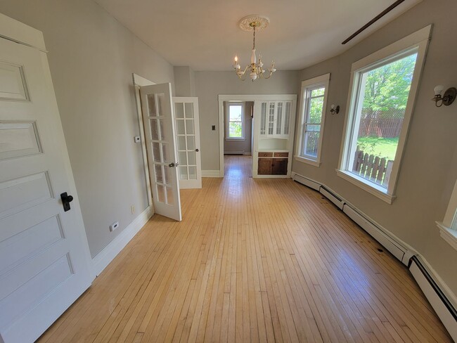 Building Photo - AVAILABLE JUNE 1st - 5 Bed 1.5 Bath Located In East Hillside