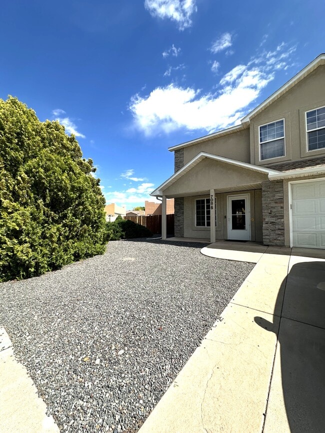 Building Photo - 708 1/2 Willow Creek Rd