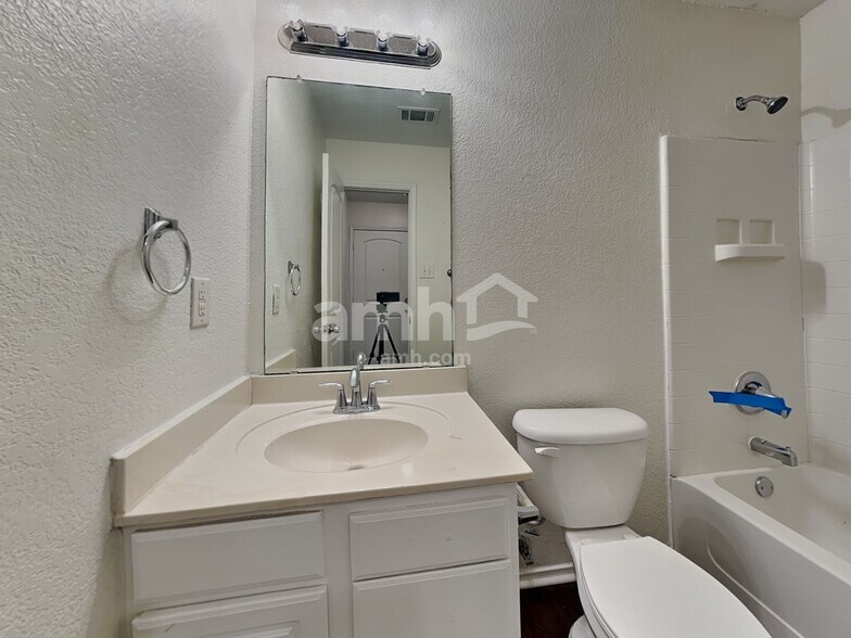 Building Photo - 8528 Hawkview Dr