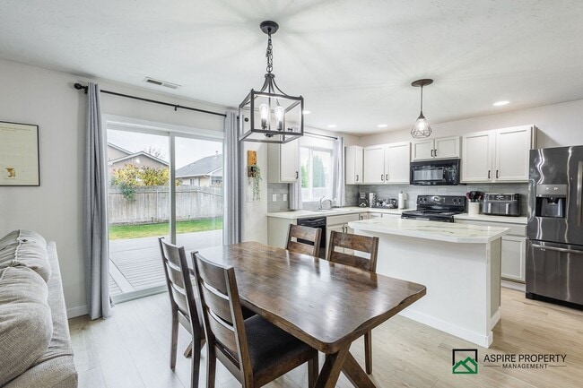 Building Photo - 3 Bed 2.5 Bath Home