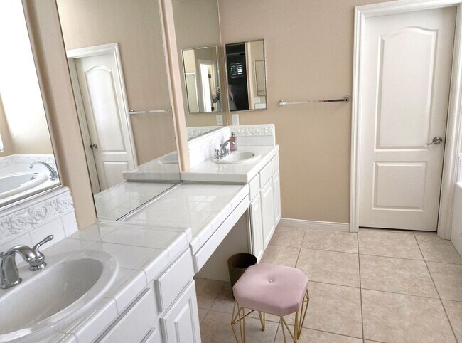 Building Photo - Beautiful 5BD, 3BA, 2,871 Sq. Ft. Home In ...