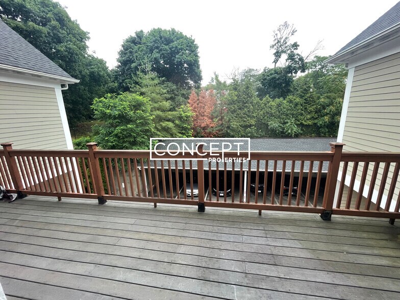 Building Photo - 53 Circuit St