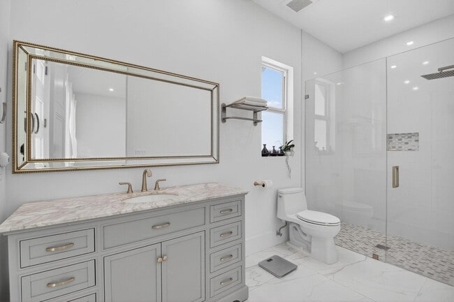 Building Photo - 711 NE 6th St