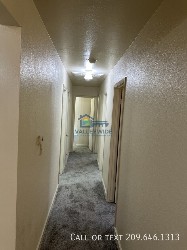 Building Photo - 1321 Woodside Dr