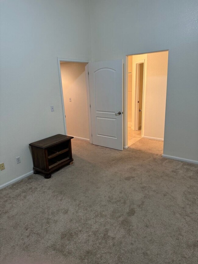 Building Photo - Large Open Plan 2 Bedroom 2 Bathroom Home