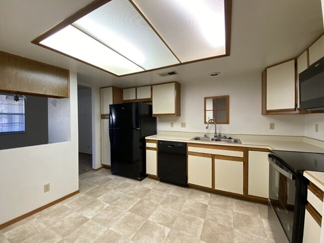 Building Photo - 1BR/1Bath Condo w/Single Car Garage