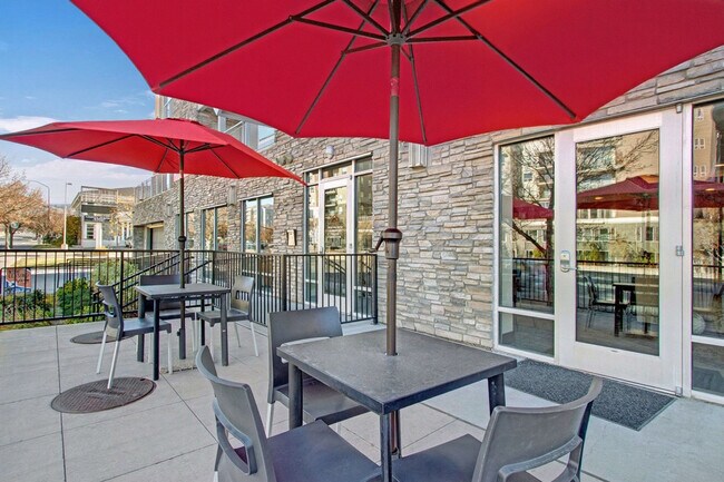 Building Photo - 460 E 400 S