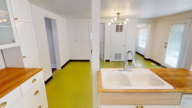 Building Photo - Beautiful Sellwood Bungalow in One of Portland's Most Desirable Neighborhoods. Pet friendly!