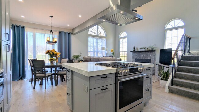 Building Photo - 40 N Golfview Ct