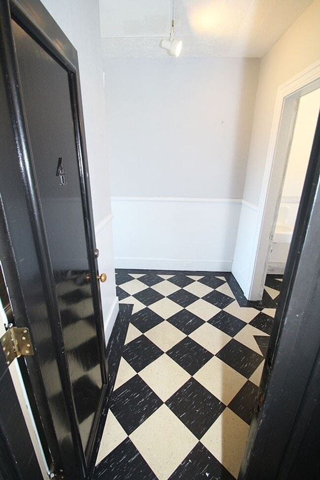 Building Photo - CHARMING 3 BEDROOM TUDOR REVIVAL APARTMENT W/ PUGET SOUND VIEWS
