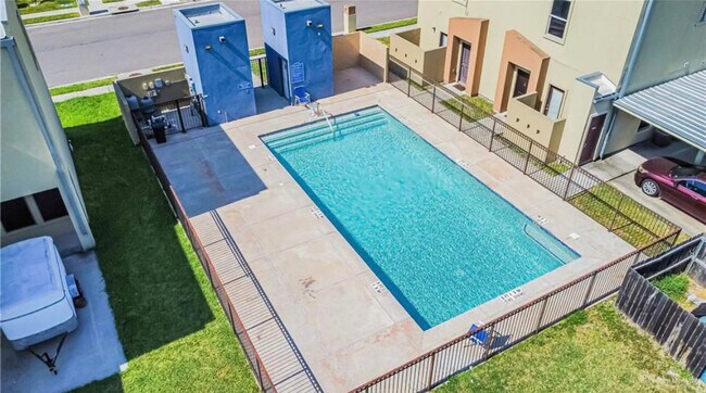 Building Photo - 1213 E Camellia Ave