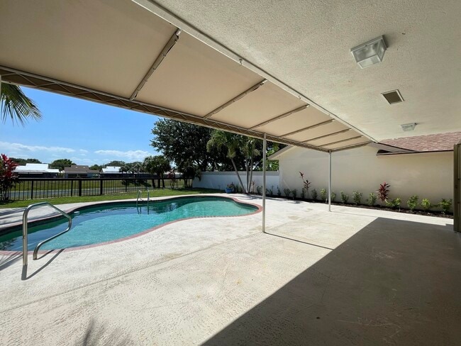 Building Photo - 208 E River Park Dr