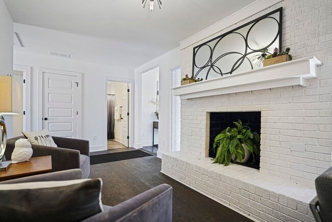 Building Photo - 975 Shadowridge Dr SE