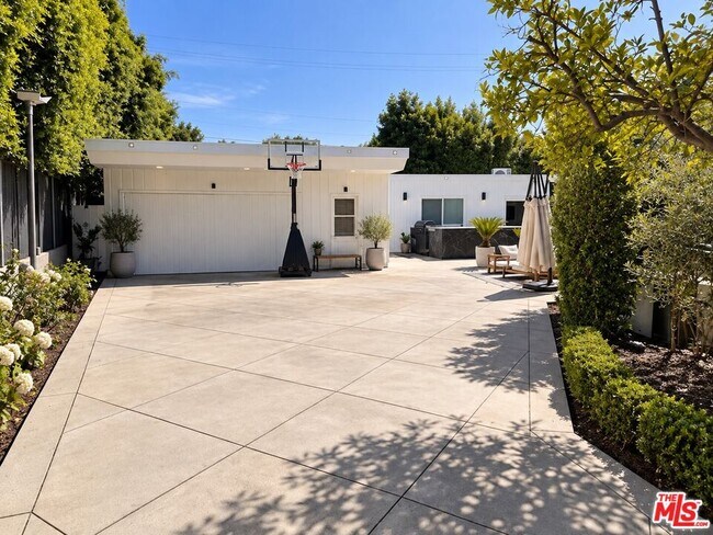 Building Photo - 604 Trenton Dr