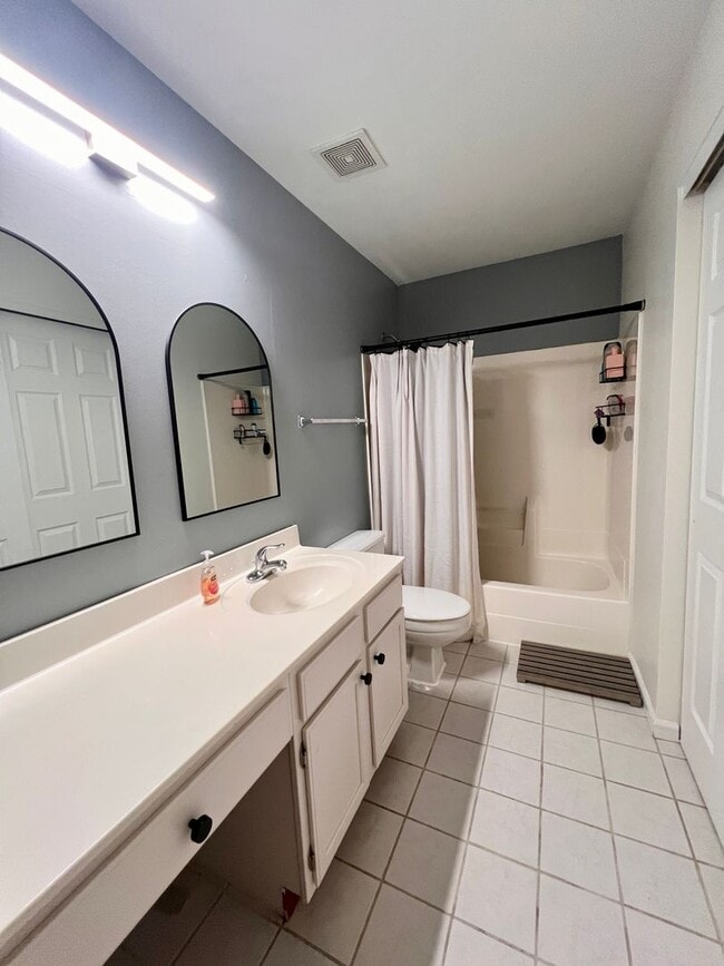 Building Photo - 3 bed 2.5 bath Located in the Heart of The Hill