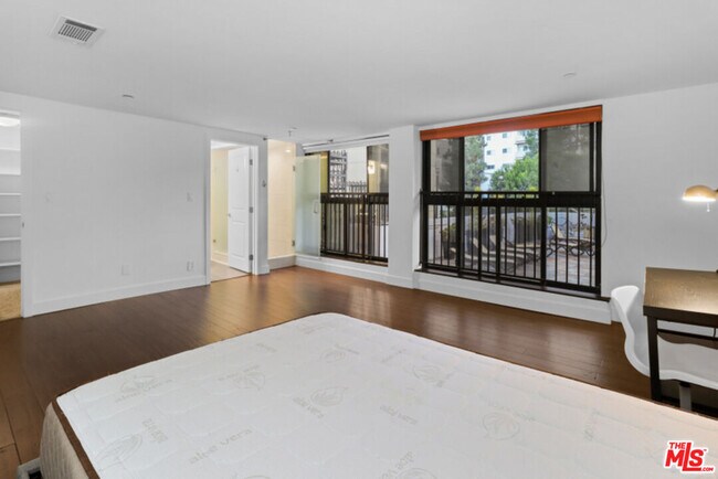 Building Photo - 10982 Roebling Ave