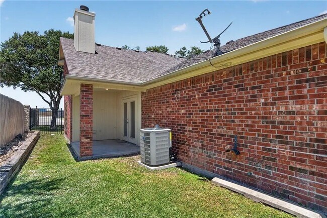 Building Photo - 4022 Wood River Dr