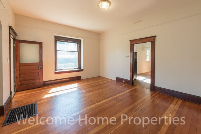 Building Photo - Classic 2 Bedroom Home with Tall Ceilings