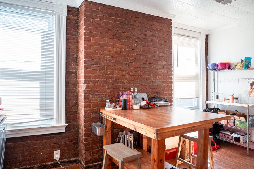 Building Photo - 627 S Negley Ave